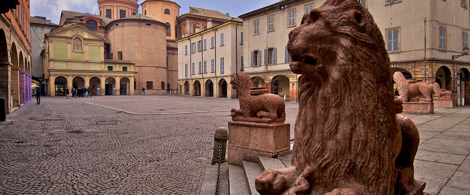 I guardiani di piazza San Prospero foto di Caba2011